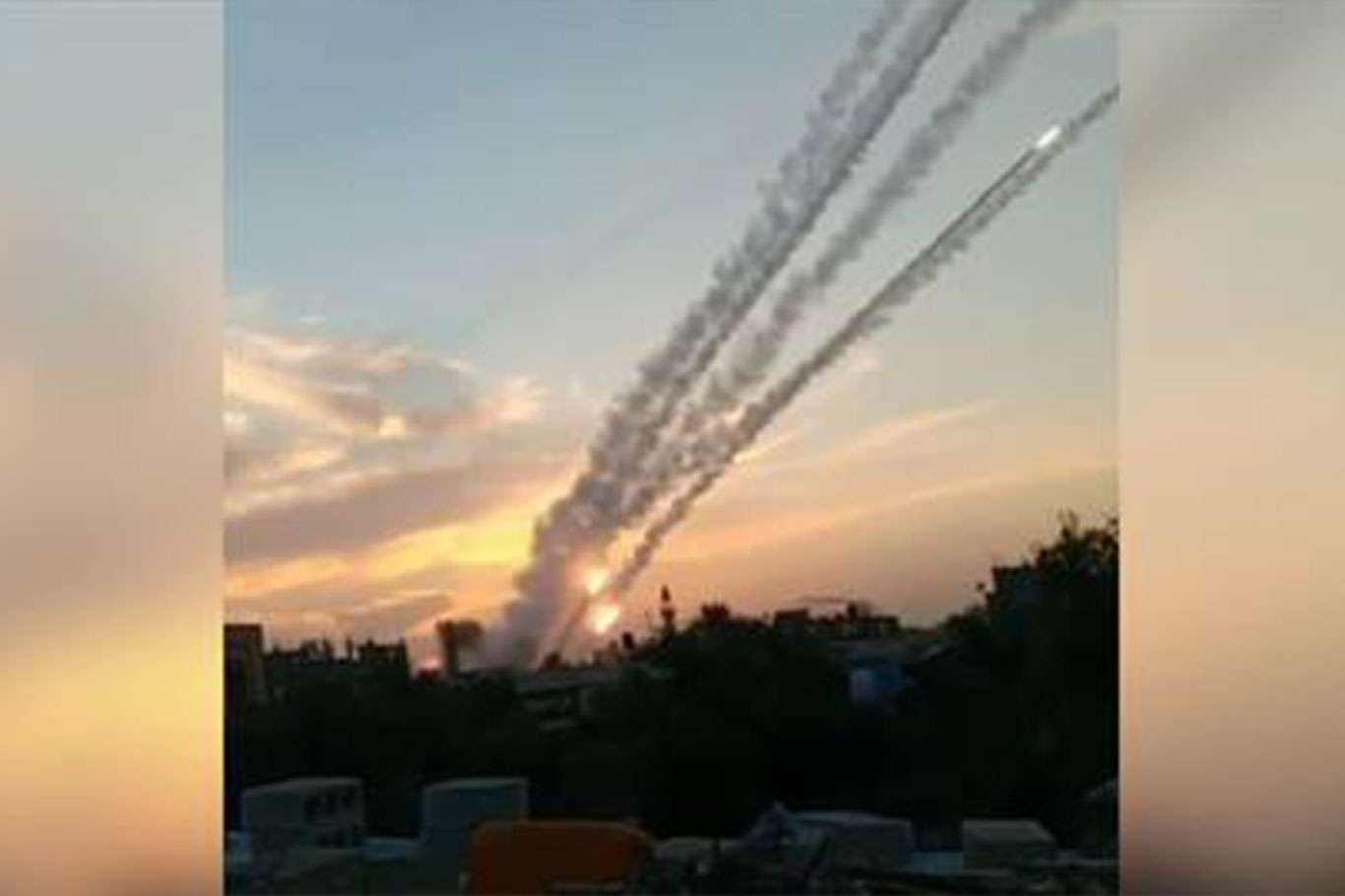 صواريخ المقاومة الفلسطينية تشعل سماء المستوطنات 